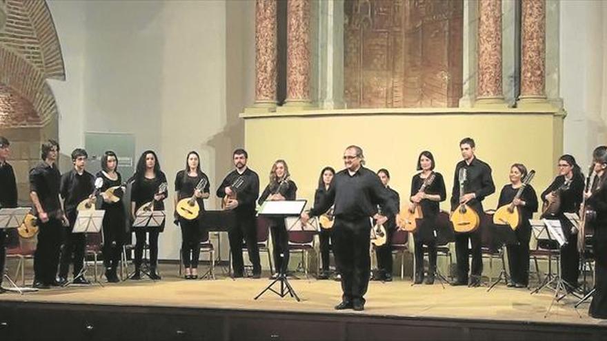 La orquesta de púa del conservatorio celebra sus 25 años con un concierto