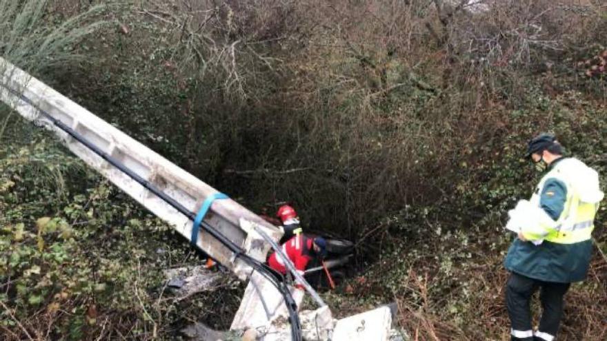 Los bomberos, en plenas labores de excarcelación.