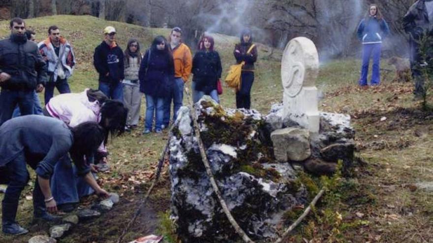 La estela a Menchu de sus amigos de Asturias y León, en Geras de Gordón