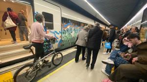 Un tren de Rodalies en la estación de Passeig de Gràcia.