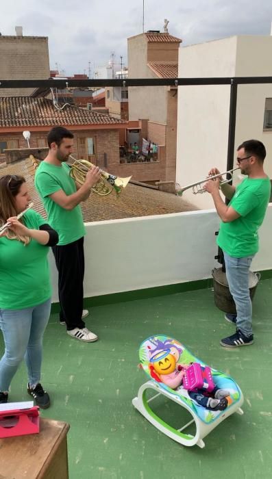 Miles de músicos tocan pasodobles falleros