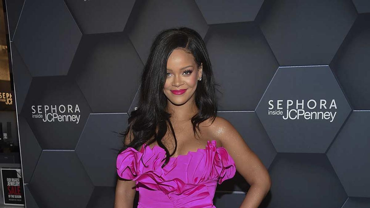 Rihanna vestido de flamenca rosa en un evento