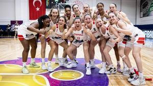 La selección española femenina celebrando la clasificación