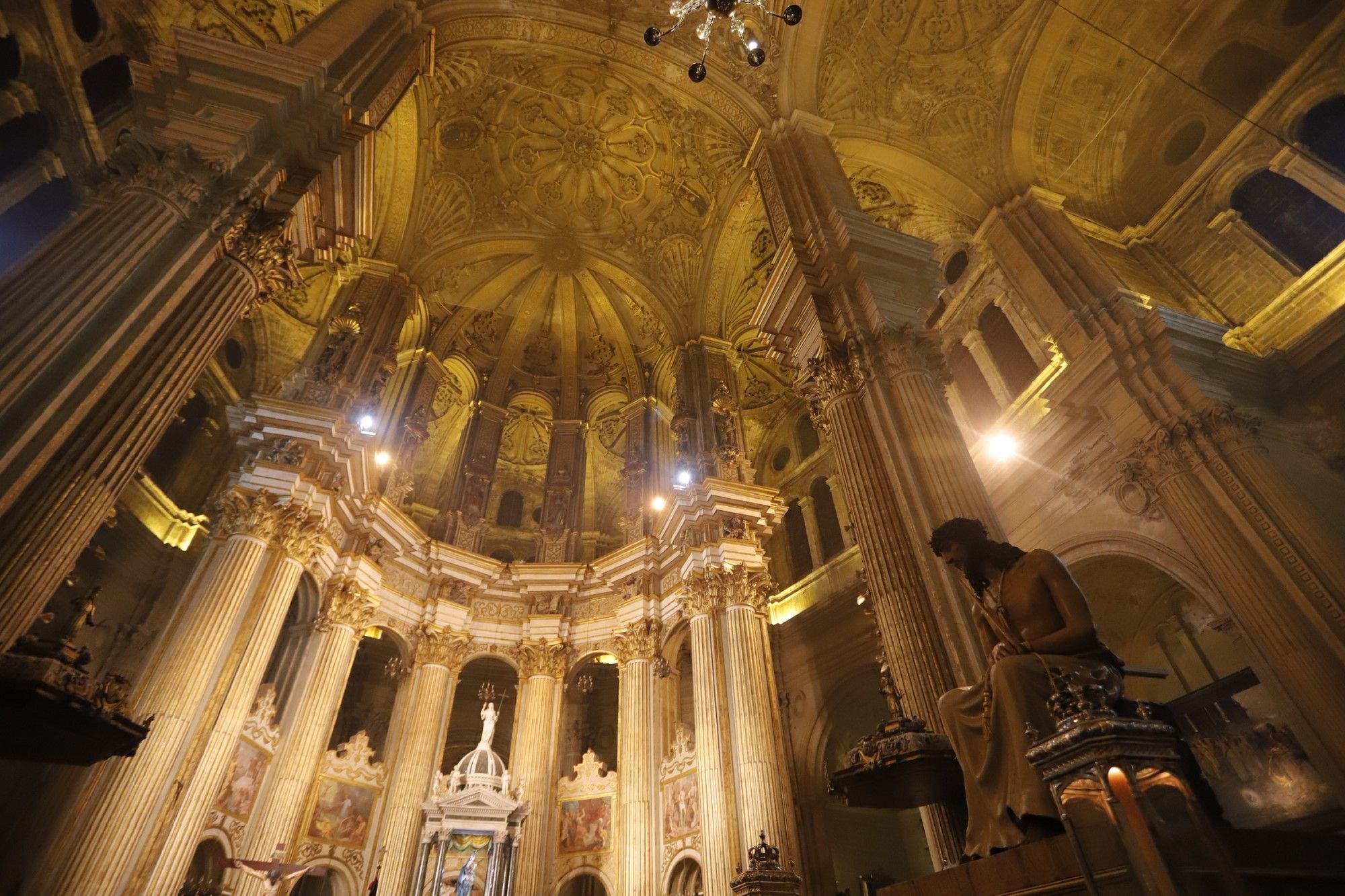 El Coronado de Espinas de la cofradía de los Estudiantes, en la Catedral