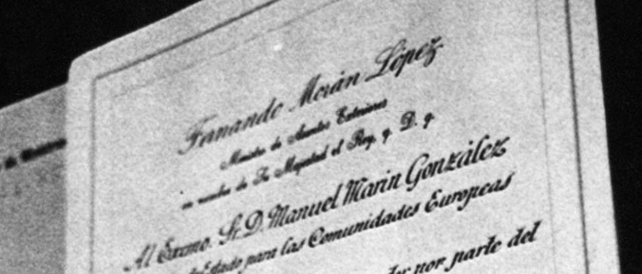 Documento firmado por Fernando Morán que otorga plenos poderes al secretario de Estado Manuel Marín para firmar el tratado de adhesión de España a la UE.