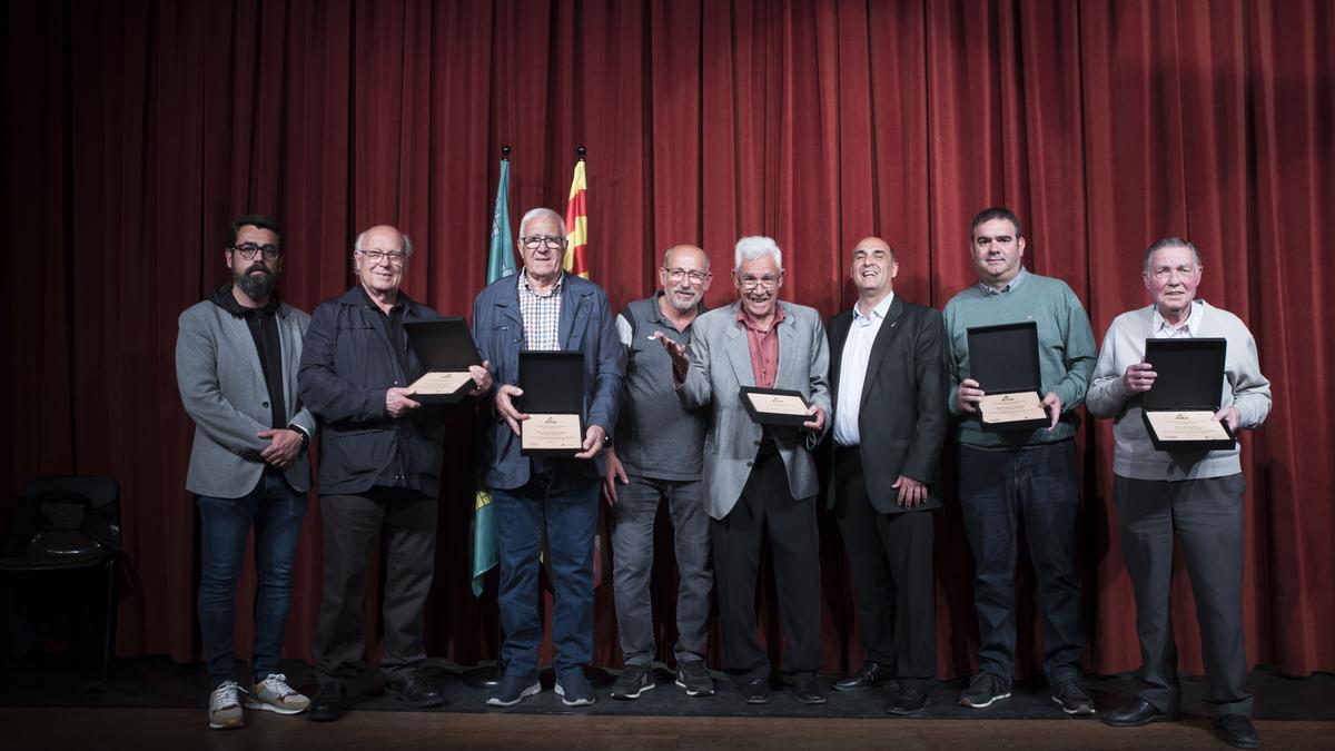 Antoni Camps posa amb Francesc Pérez, els quatre expresidents, l'alcalde, Jordi Solernou i el regidor d'Esports, Adrià Clotet