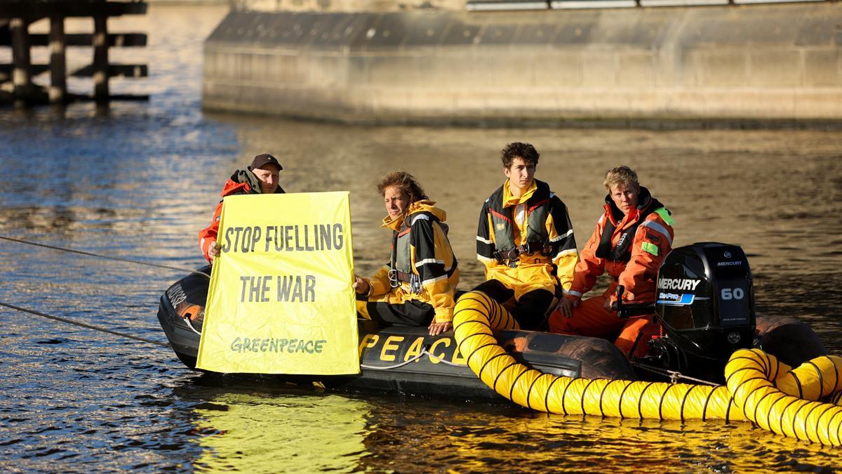 Greenpeace protesta con un gasoducto hinchable en Praga ante la cumbre de líderes europeos