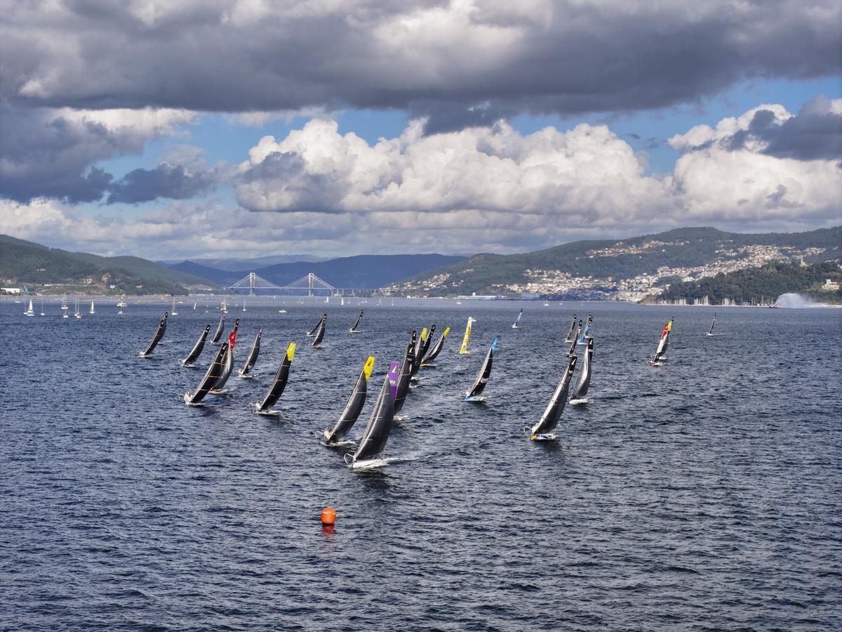 Regata dentro de la ría con Rande al fondo.