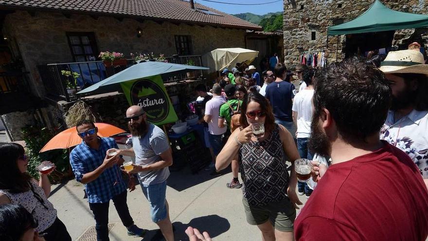 Asistentes al Tolivia Fest, degustando cerveza en una edición anterior.