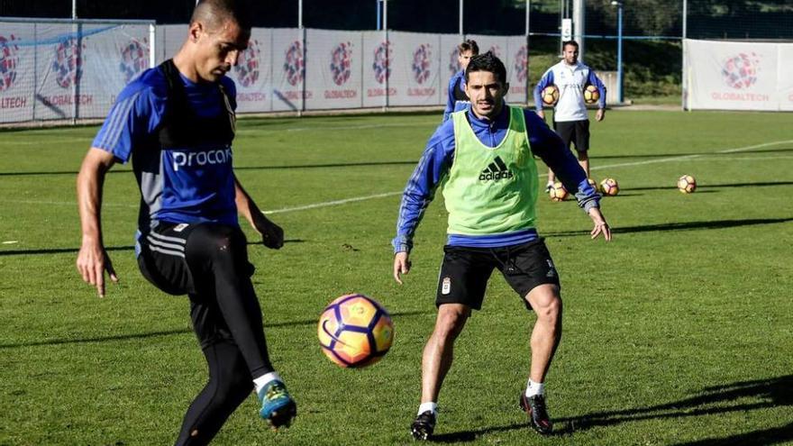 Peña golpea el balón en presencia de Jonathan Pereira.