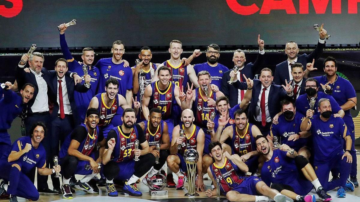 Els jugadors del Barça cele-
brant el títol de Copa guanyat 
contra el Madrid al WiZink 
Center.  efe/juan carlos hidalgo