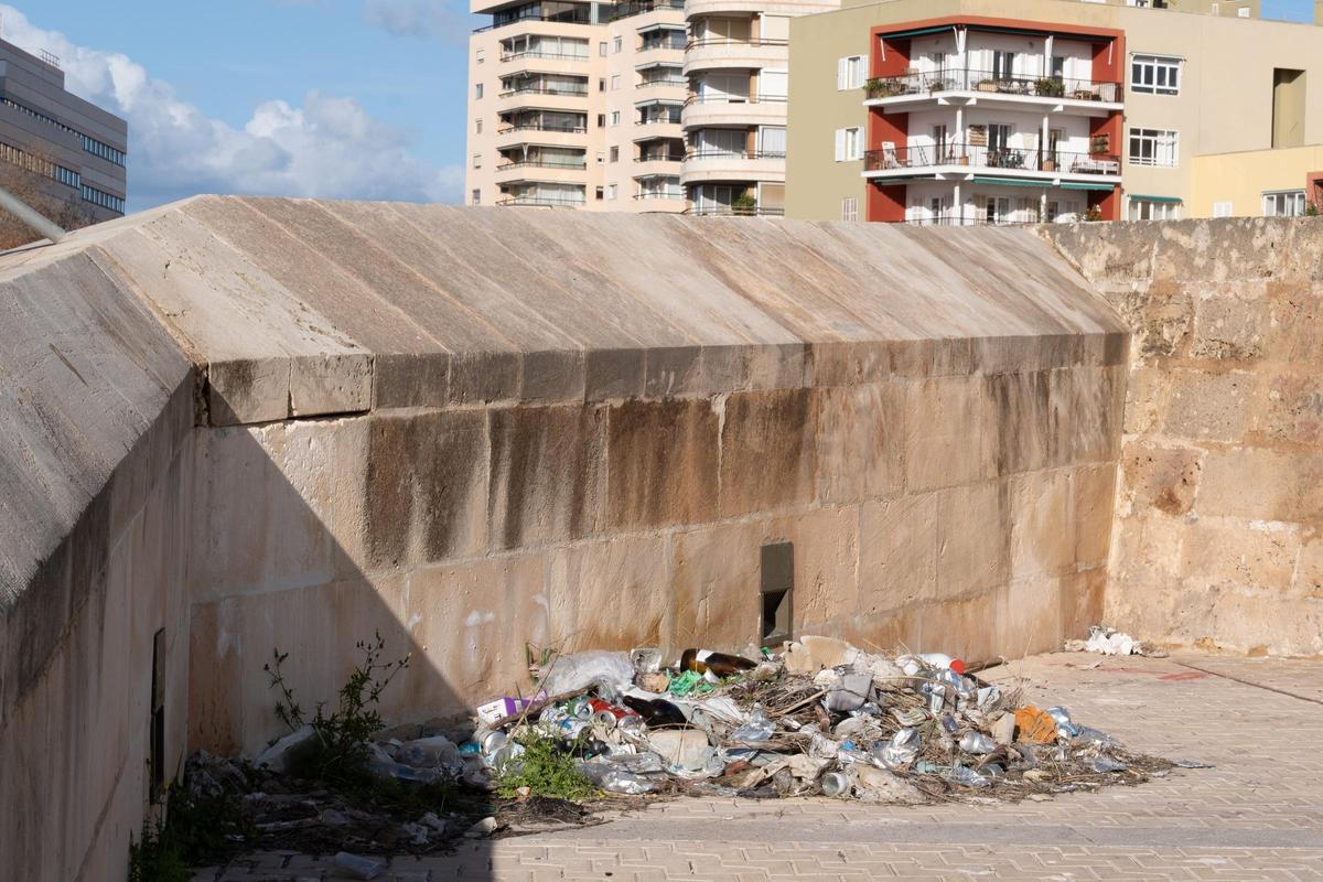 Basura acumulada en el Paseo de Ronda