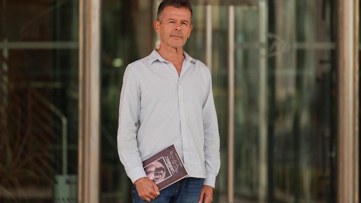 El periodista de Diario de Ibiza José Miguel L. Romero con un ejemplar de su nuevo libro.