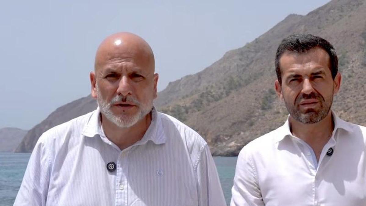 López Pretel y Martínez Alpañez en la playa de la Rambla de El Portús en Cartagena