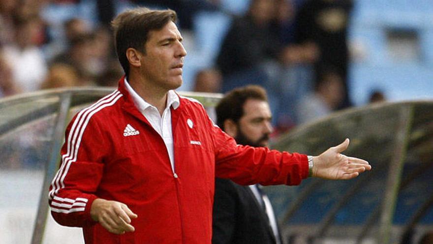 Eduardo Berizzo da indicaciones en la banda. // Efe