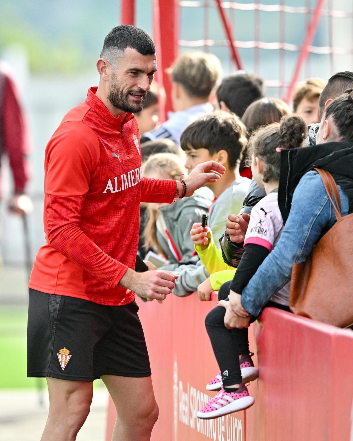 Pablo Vázquez saluda a pequeños aficionados del Sporting