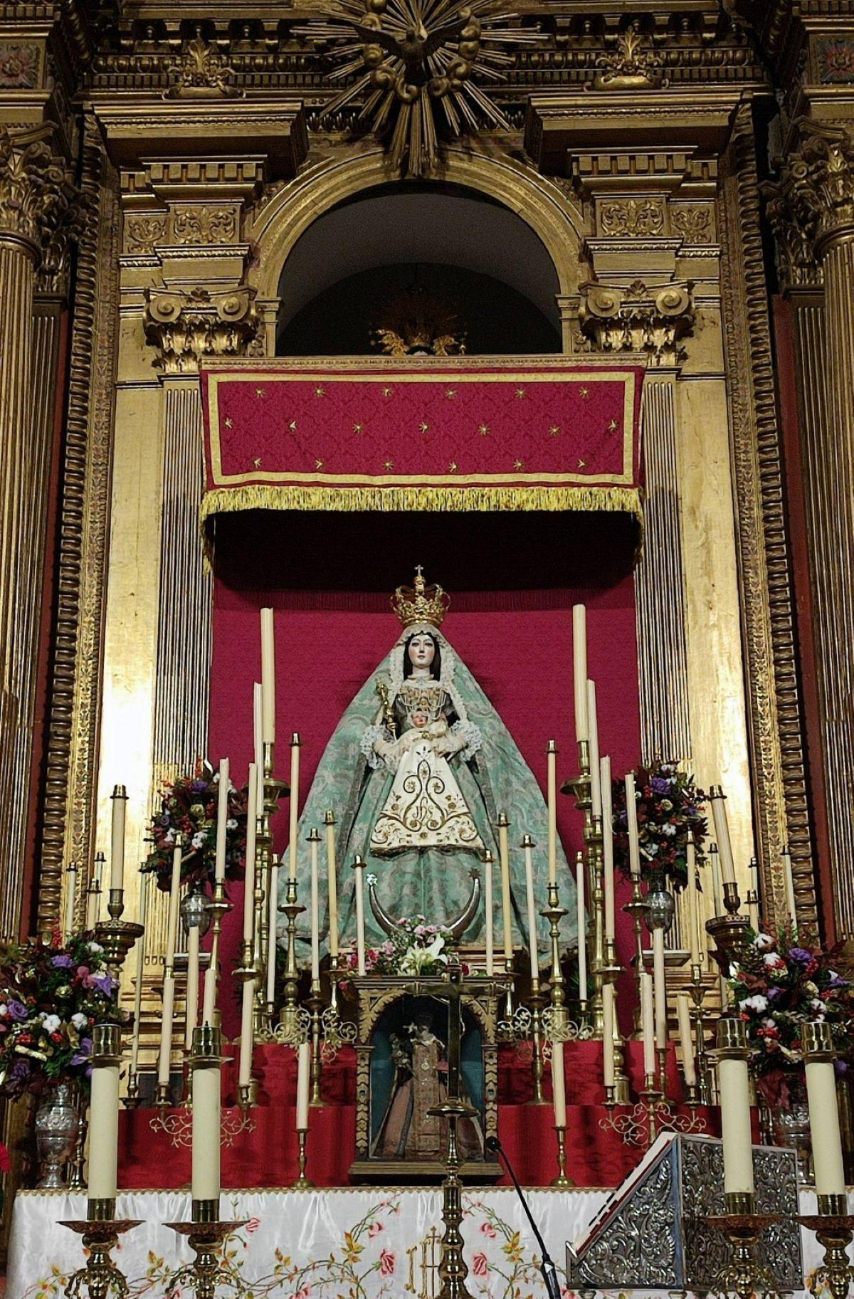 La Virgen de la O de Lucena, en su altar antes del robo.
