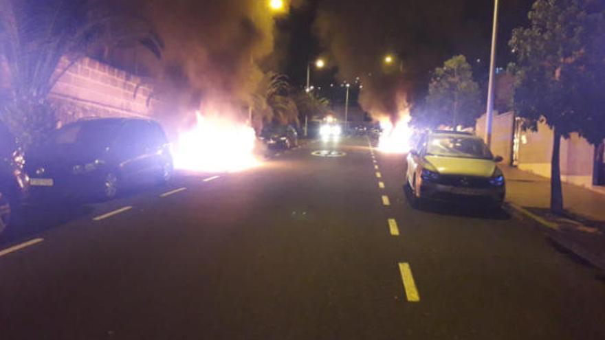 Imagen del incendio registrado en la madrugada de ayer en la calle Lisboa, en Costa Adeje.