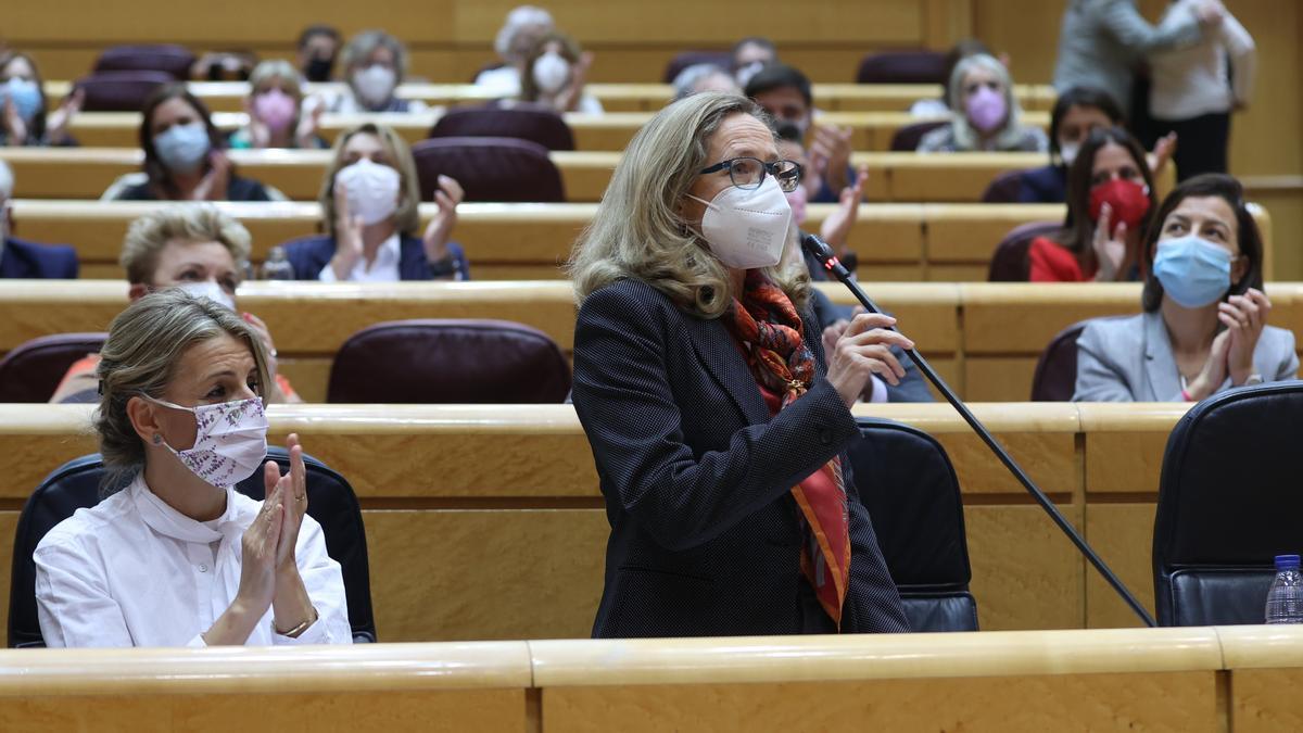 Las vicepresidentas Yolanda Díaz y Nadia Calviño en el Senado.