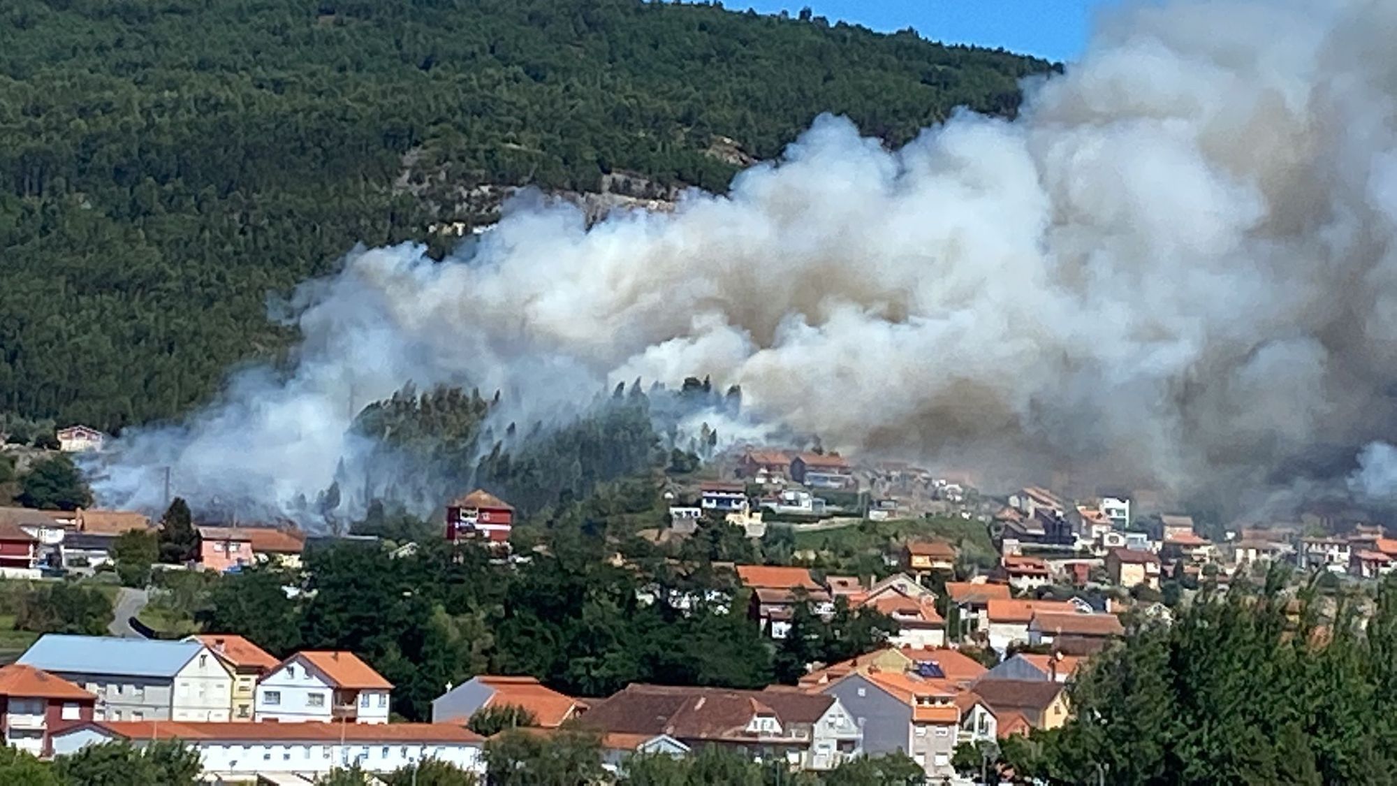 Un incendio en Moaña amenaza a las viviendas
