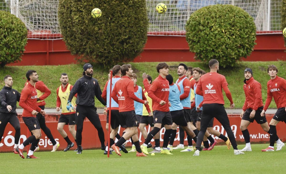 Los jugadores del Sporting, ayer, en Mareo, en el último entrenamiento antes de visitar Santander.