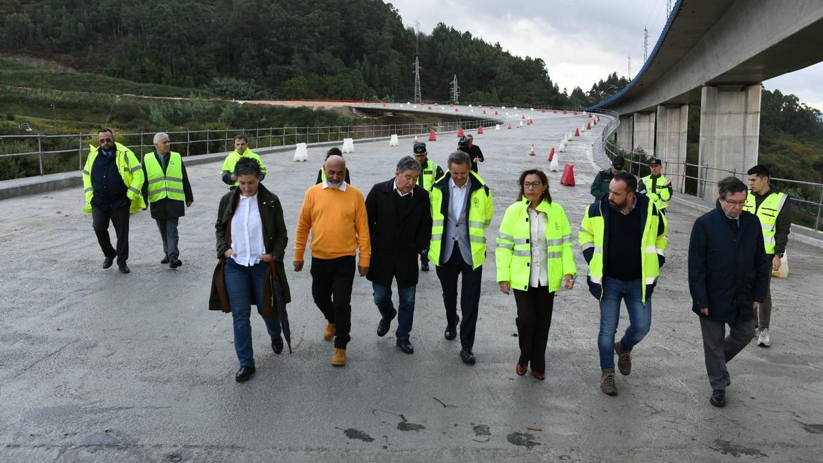 José Miñones, Lores, Poza, Maica Larriba y el resto de autoridades sobre el cuarto y último viaducto de la A-57 en Vilaboa.