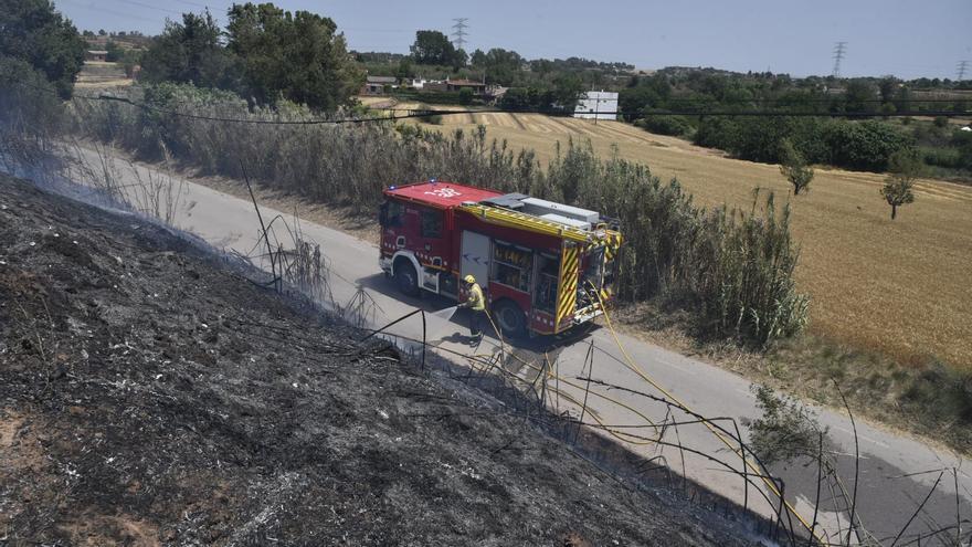 Tasques d&#039;extinció d&#039;un foc a la zona del Poal a Manresa