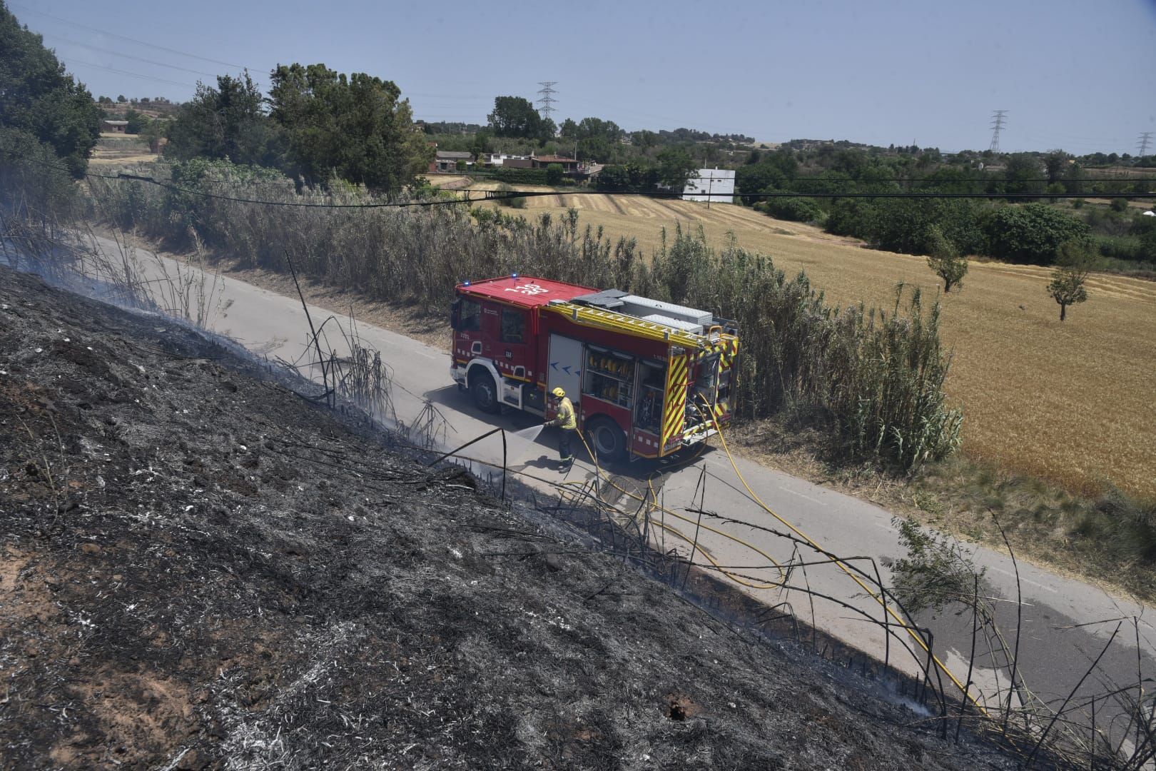 Tasques d'extinció d'un foc a la zona del Poal a Manresa