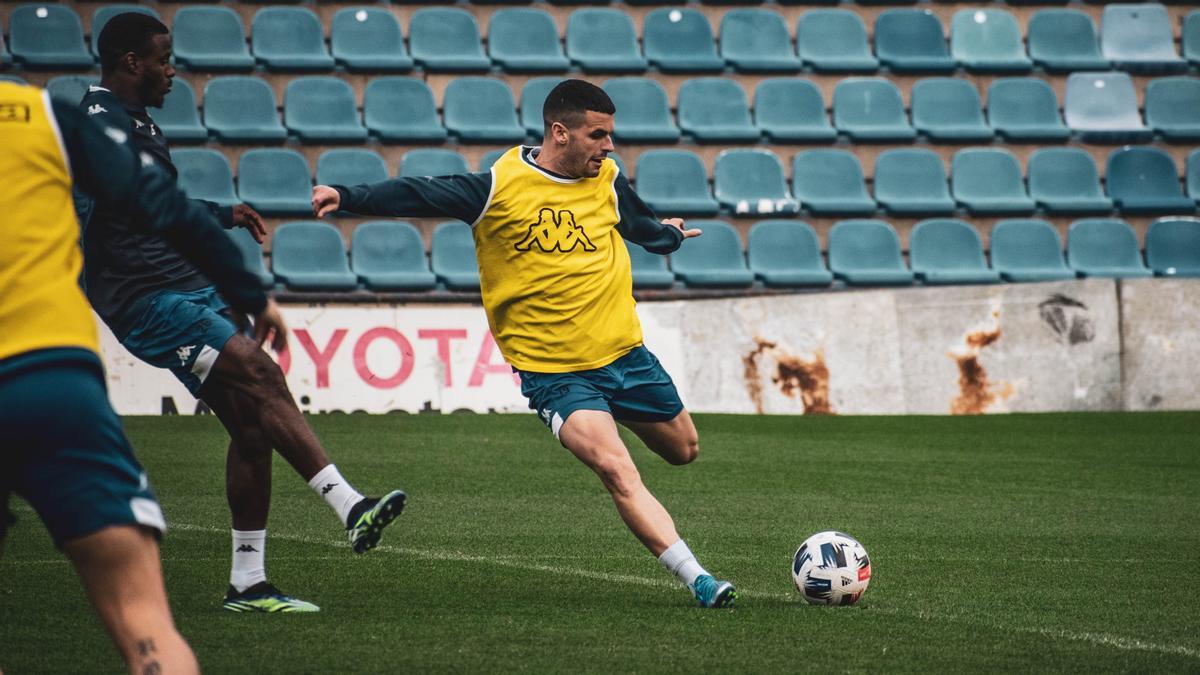 El lateral Álex Martínez, presionado por Appin, en el entrenamiento de este lunes en el Rico Pérez.