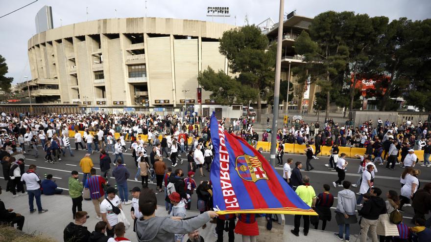 Milers d&#039;aficionats de l&#039;Eintracht Frankfurt es concentren als carrers de l&#039;entorn del Camp Nou