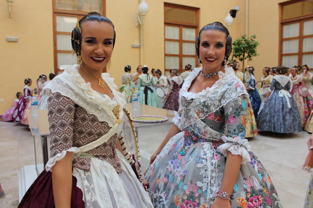 Tres generaciones de falleras en la Batalla de Flores