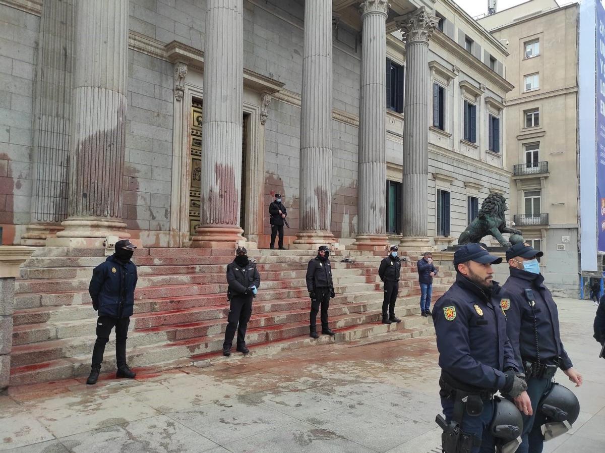 Pintura roja arrojada en la escalinata del Congreso