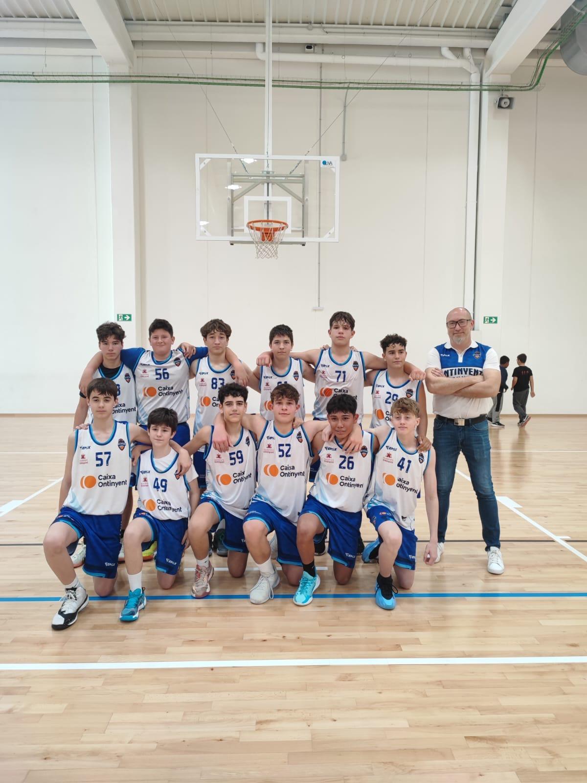 Jugadores del infantil blanco del Ontinyent CB que disputan la fase de ascenso.