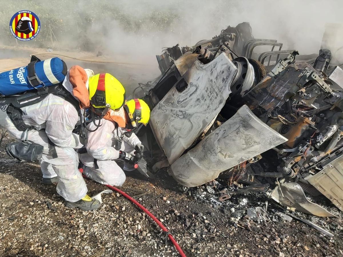Un fallecido tras volcar e incendiarse el camión frigorífico en el que viajaba en la A-7 Un fallecido tras volcar e incendiarse el camión frigorífico en el que viajaba en la A-7