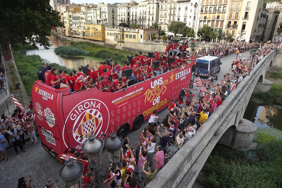 Girona celebra en la calle el doble ascenso