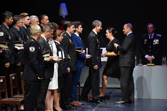 Entrega de Honores y distinciones por el día de ...