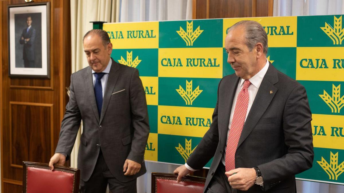 El presidente de Caja Rural, Nicanor Santos, y el director de la entidad, Cipriano García.