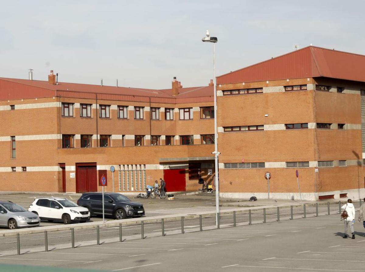A la izquierda, la imagen actual del edificio del Albergue Covadonga; a la derecha, esbozos del proyecto presentado por los arquitectos Rasilla-Coloma bajo el lema «Acoger, cobijar, abrazar». | MARCOS LEÓN