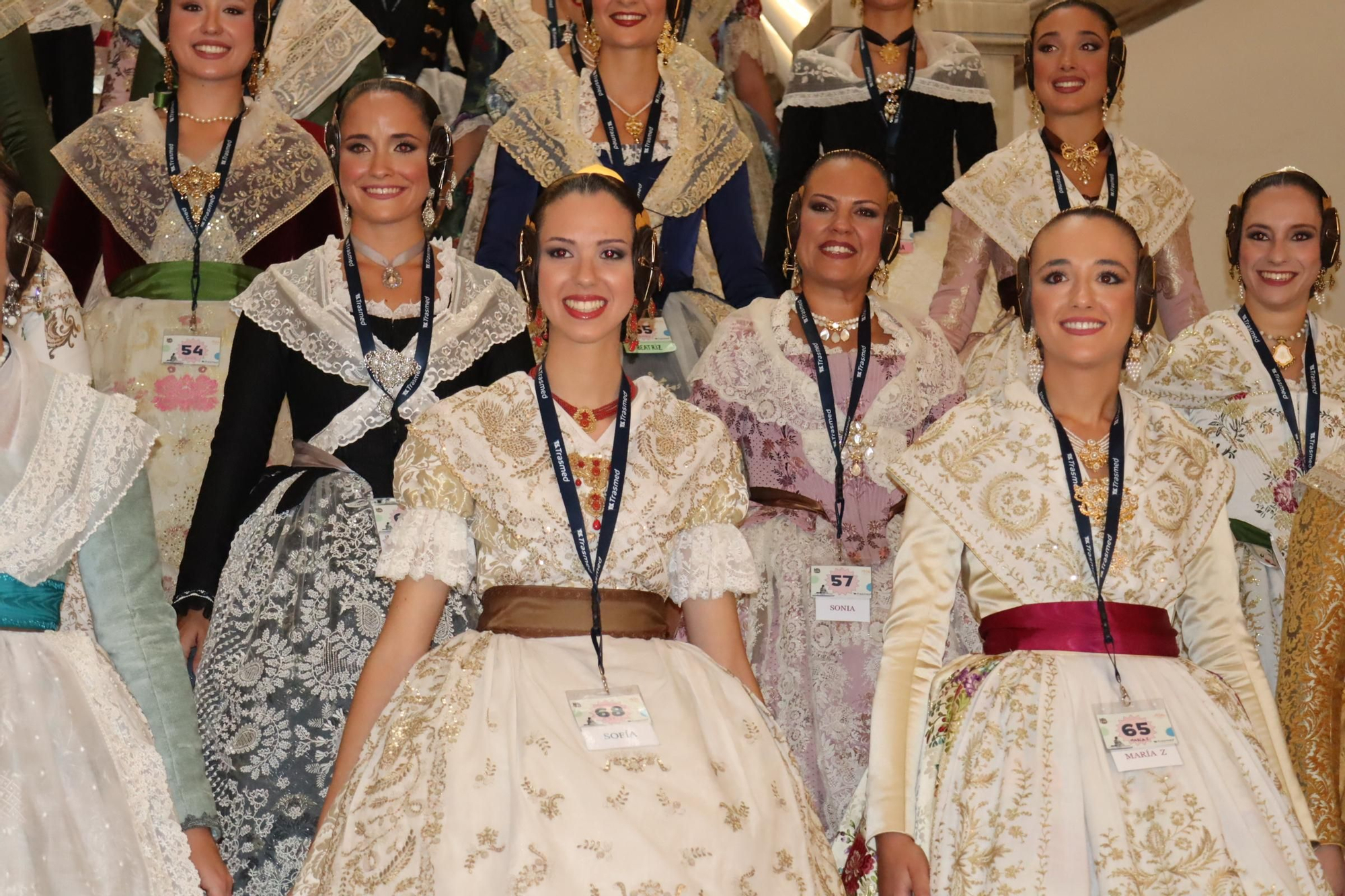 Concentración fallera en la Plaza del Ayuntamiento con las candidatas a FMV2025