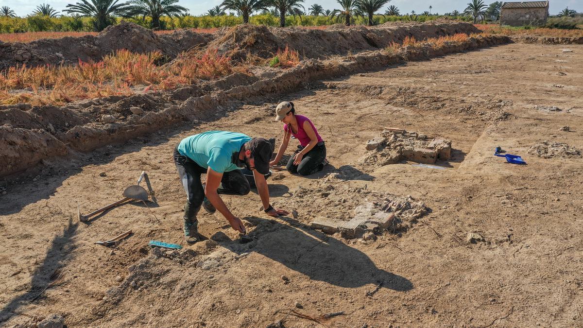 Trabajos sobre el terreno en el campo de concentración de Albatera