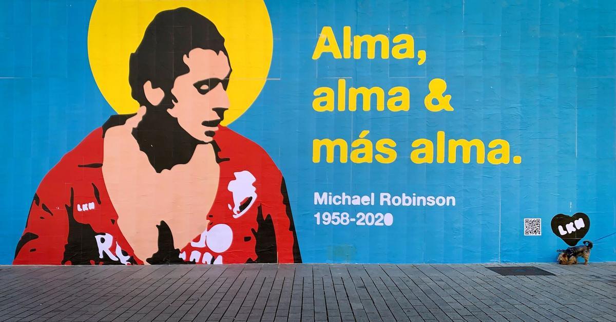 GRAFCAV7123. PAMPLONA, 06/08/2021.- A unos días de que Osasuna se mida al Liverpool en Anfield, Pamplona ha amanecido con un nuevo mural del artista callejero LKN en honor a Michael Robinson, exfutbolista de ambos equipos que este lunes recibirá un bonito homenaje. LKN ha plasmado al jugador inglés en la avenida Roncesvalles a través de una icónica imagen de Robinson en la que se puede ver al delantero con la camiseta rota junto a la frase “Alma, alma y más alma”. EFE/ Villar López