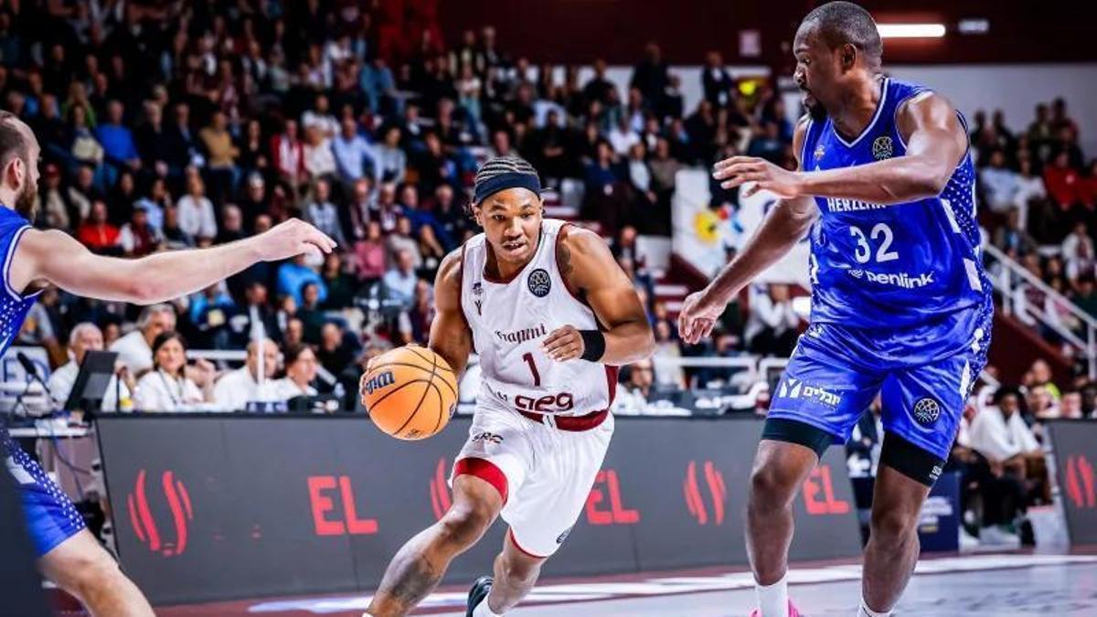JD Notae en un partit de la BCL contra el Bnei Herzliya hebreu