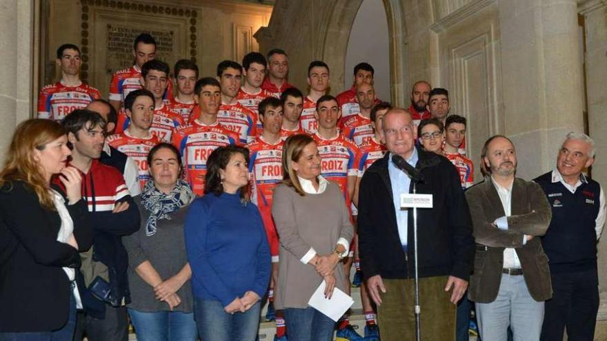 Magín Froiz, junto con el equipo cilista y la presidenta de la Diputación. // G. Santos