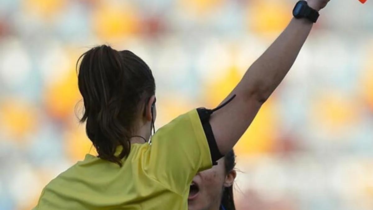 Arbitra en un partido