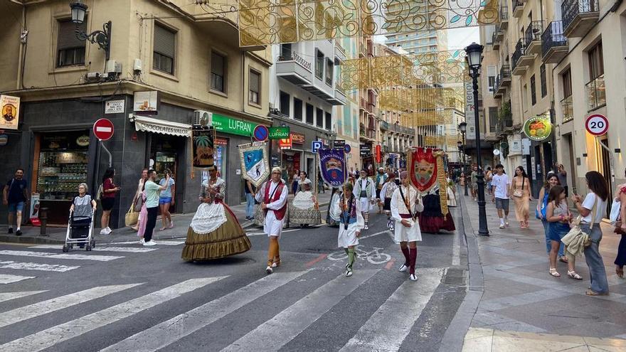 El desfile del Pregón 2025 llega a la plaza del Ayuntamiento por la calle Altamira