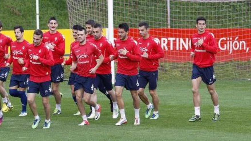 Los jugadores del Sporting, durante el calentamiento de ayer, en el campo número 1 de Mareo.