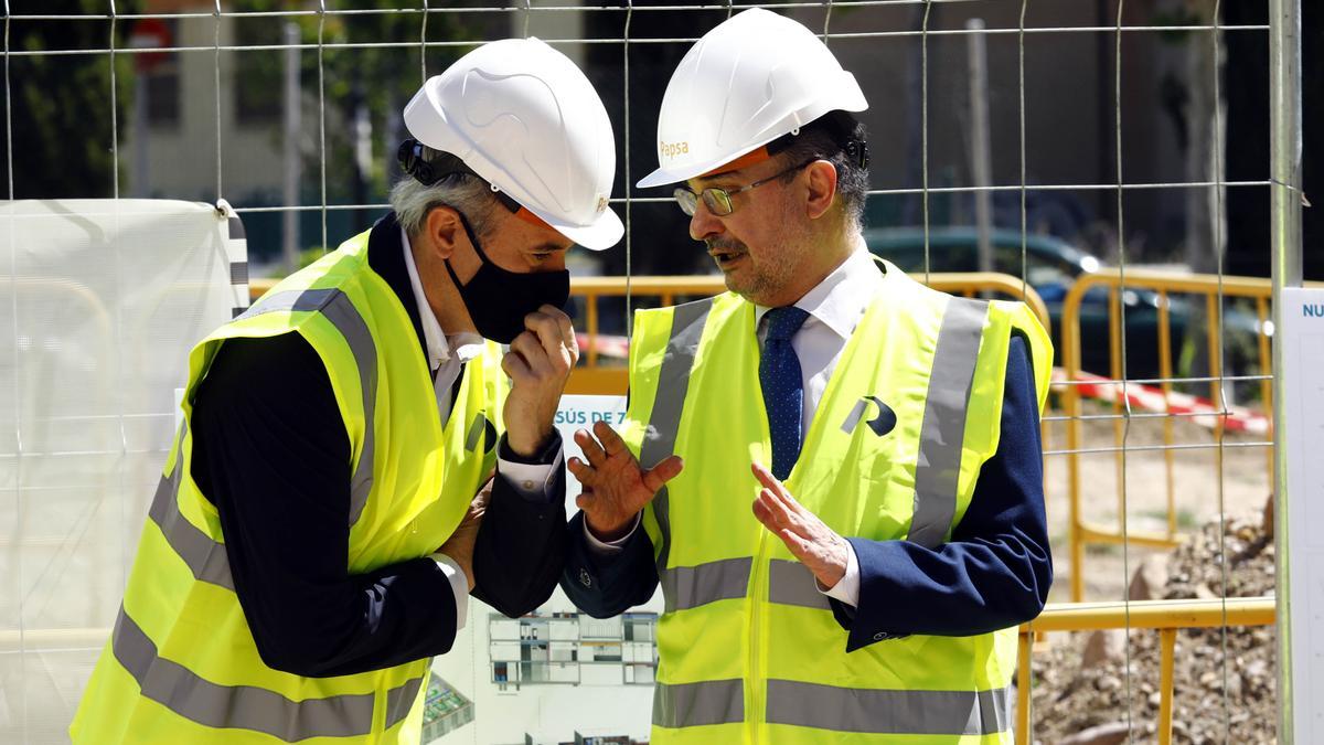 Jorge Azcón y Javier Lambán, durante la visita a las obras del centro de salud del barrio Jesús.