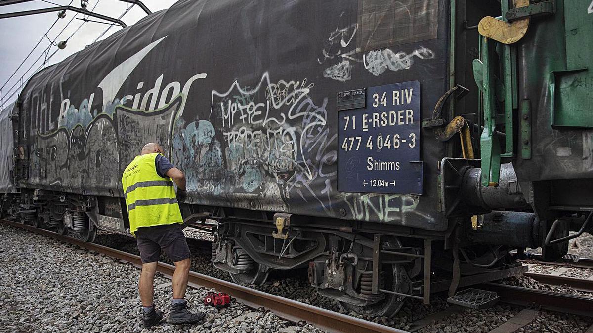 Un tècnic de Renfe analitzant la sortida de la via del vagó