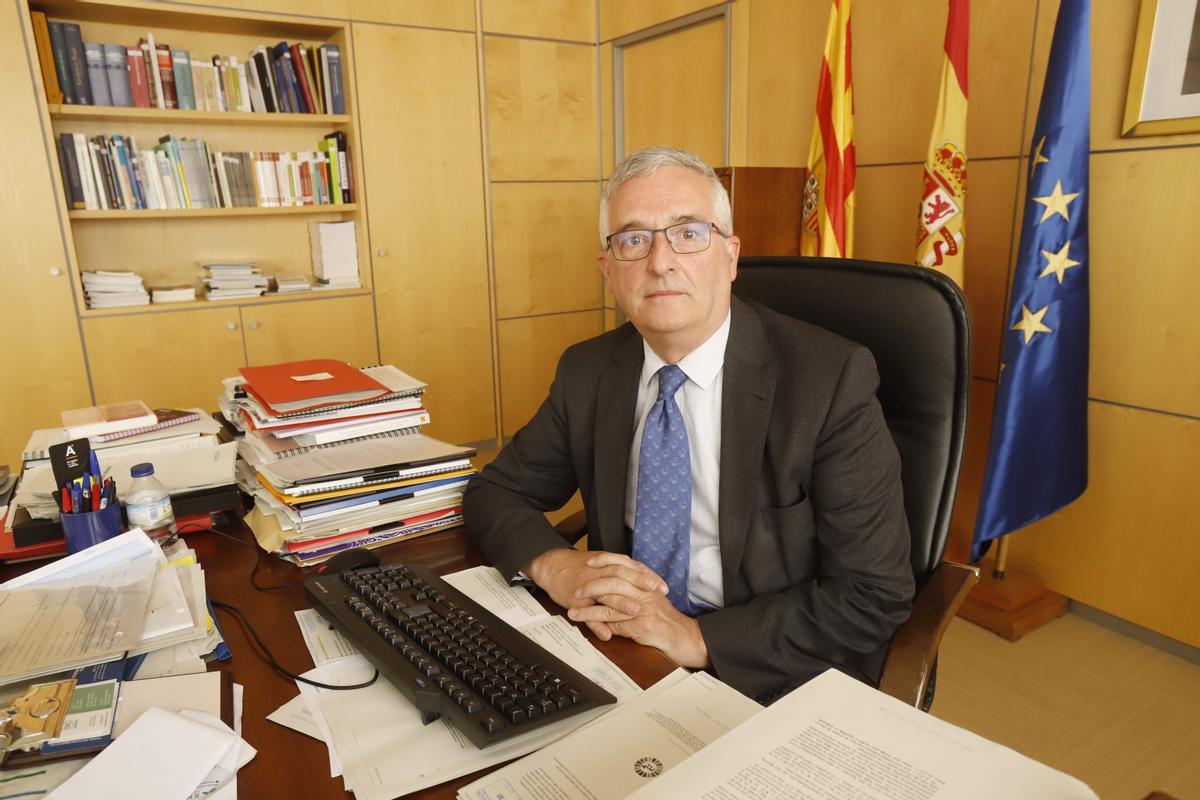 El consejero Olona, en su despacho del Departamento de Agricultura, Ganadería y Medio Ambiente, ubicado en la plaza San Pedro Nolasco de Zaragoza.