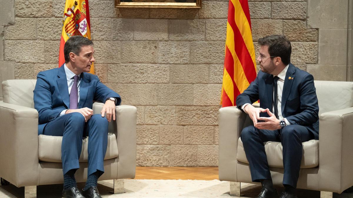 El presidente del Gobierno, Pedro Sánchez, junto al president en funciones, Pere Aragonès.